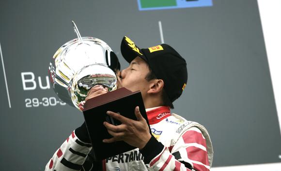 Rio-Haryanto-storms-to-Race-2-victory-129718141414642330